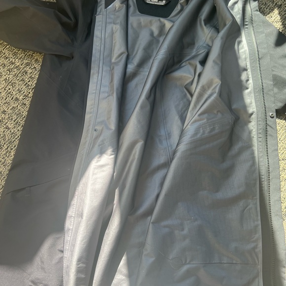 Arc’teryx - Small - Women’s- Gore-Tex long black rain jacket - Picture 2 of 8